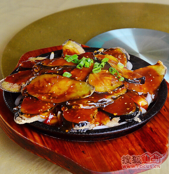 铁板鱼香茄盒"淘最青岛"推荐的菜品,味道还不错.