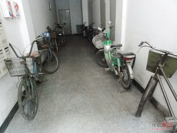图:常年楼道阳光小区内七彩停放自行车、v常年经典园林设计图图片
