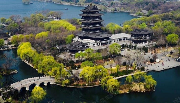 鸟瞰济南大明湖,杨柳吐翠,春意盎然(3月17日摄).