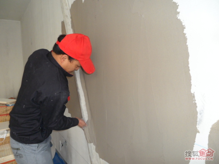 铲完墙皮后就要做墙面粉刷石膏找平了!