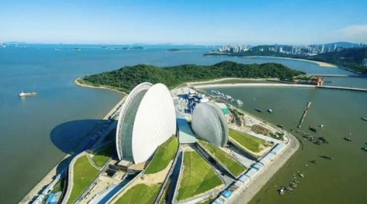 新月桥,犹如一新月落于海面,移步换景,将珠海的城市风光,湿地公园