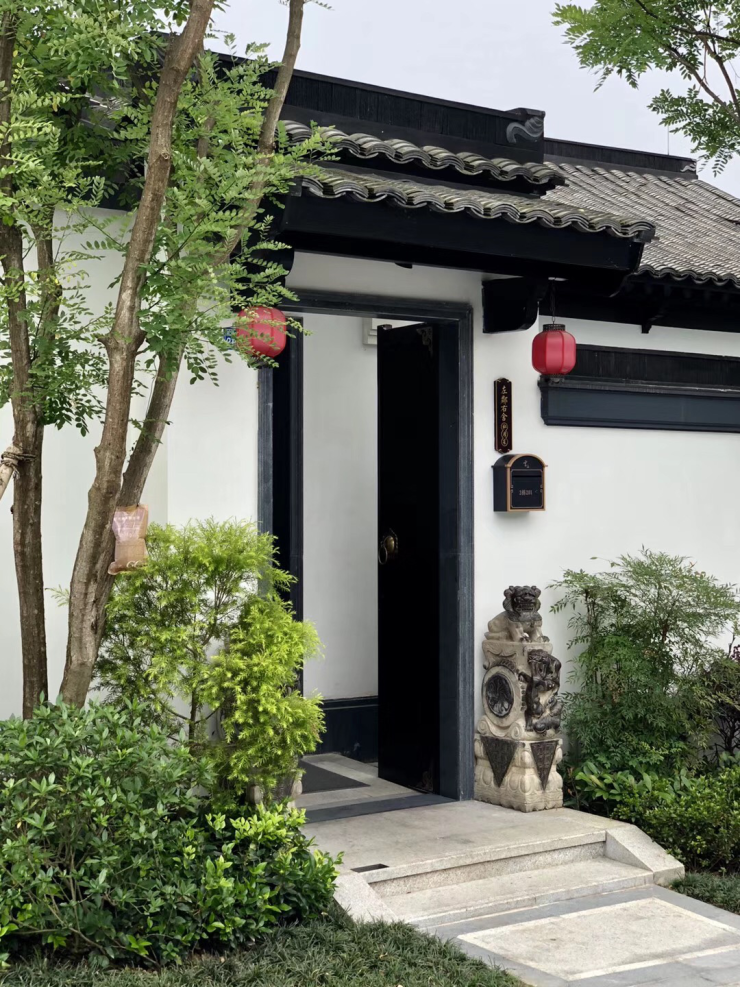 特别邀请徽派工匠打造的石狮子,守护着院子的平安.