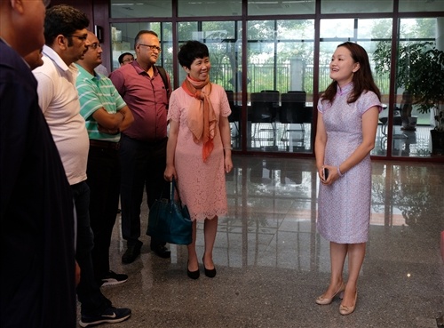 上海家纺协会副会长兼秘书长吴淑仪女士的陪同下到访南方寝饰进行参观