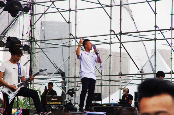 内地歌手谢军 碎心石那首歌的歌词是什么意思