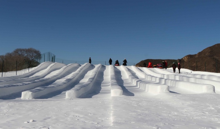 东胜集团与张家口万龙滑雪场签约 携手开创崇礼冰雪产业新局面