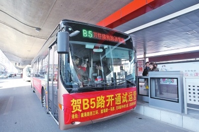 b5路的"试乘车",感受郑州市区首次启用的双向换乘站台和双向开门公交