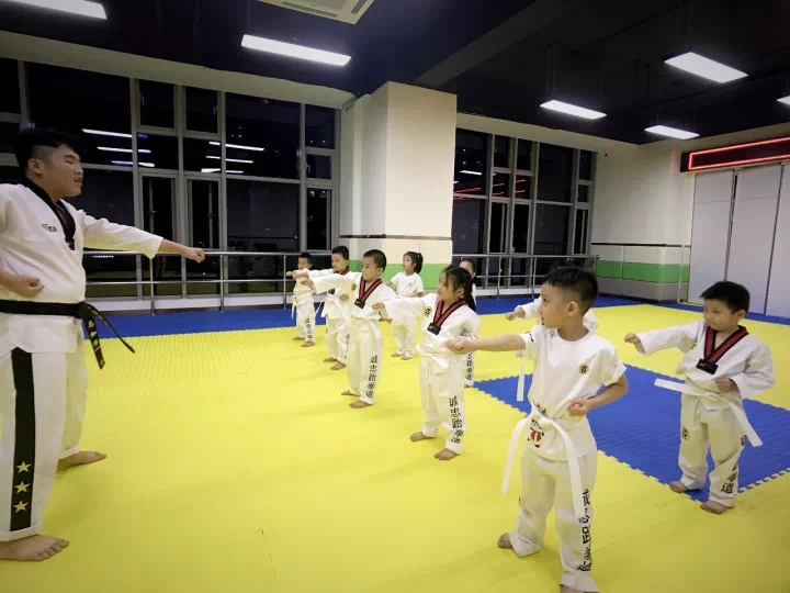 把控:班级学员年龄区分, 让学员与同龄人一同成长 福建最大的跆拳道馆
