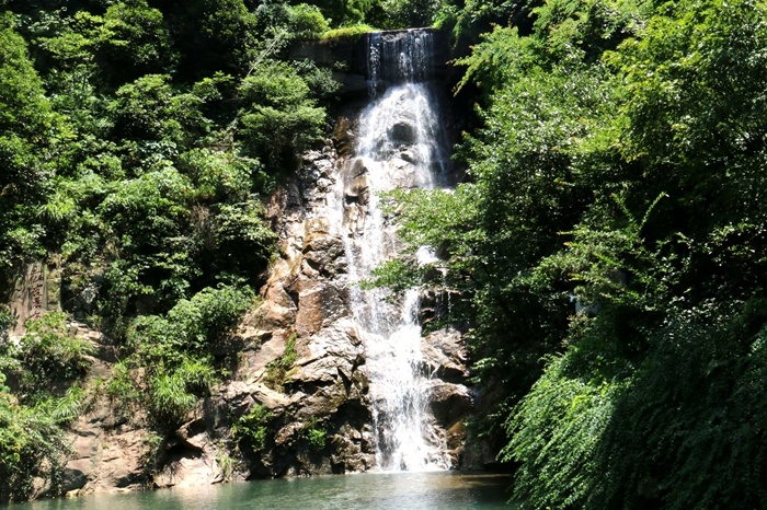 王仙岭的瀑布群中,最有名的应该是相山瀑布,它是郴州古八景之一.