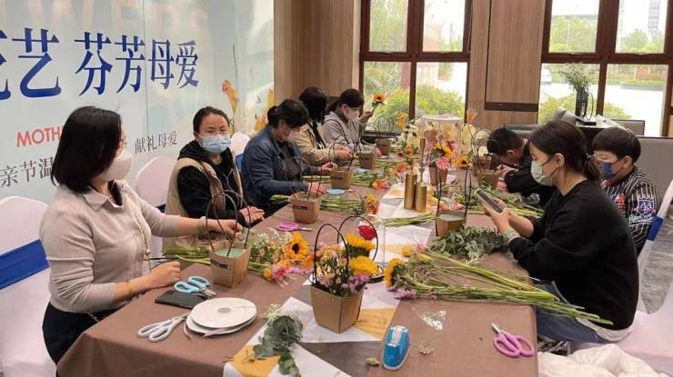 缤纷花艺致谢母爱龙山公馆母亲节插花diy活动圆满落幕