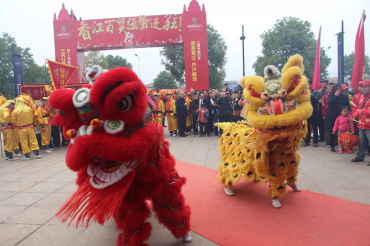 舞狮是我国优秀的民间艺术,有南北之分 传统上,南狮狮头有刘备,关羽