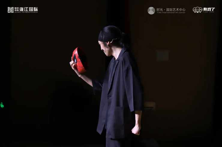 王梓从事默剧表演九年,演出经验丰富;默剧作品始终坚持原创,集演,导