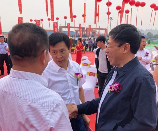 莱钢集团副总经理李洪建等一行嘉宾步入会场亚太绿建集团董事长张建荣