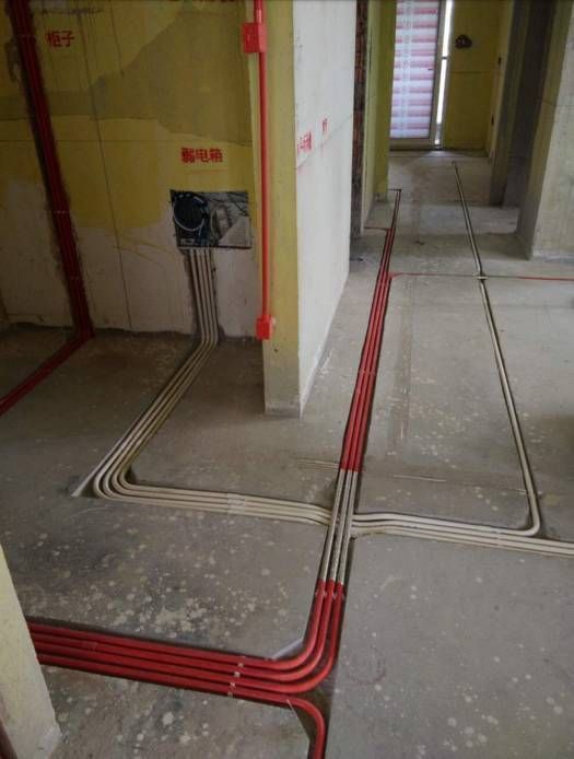 规范的地面开槽布线:图中红管是强电线管,白管是弱电线管.