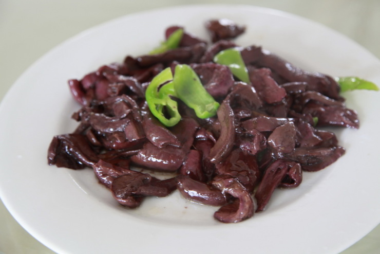 鸡血蘑,老马第一次吃到,味道不错,说是这种蘑菇都让辽宁商贩收走了