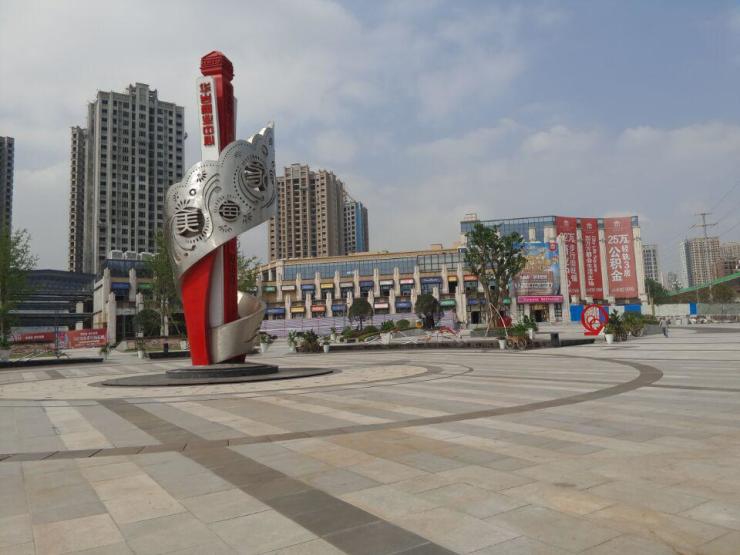 都,作为华岩首个步行街,拥有4万方情景步行街,3万方大型shopping mall