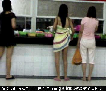 图片:太开放了!南京某大学的一名女学生只裹着