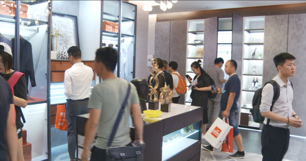 CCTV《对话星品牌》助力雷拓高端全屋定制