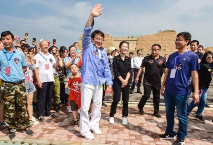 瞧成龙大哥又来看望大同老乡啦古长城保护计划进行中