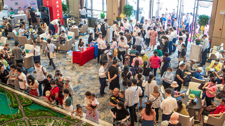 恒大黄金周销售火爆售楼部人潮堪比景点