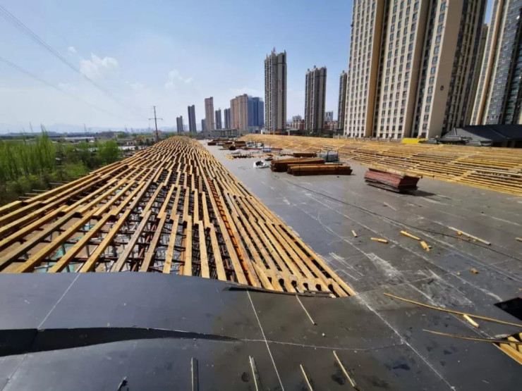 正在搭建的清水模板桥面中间护栏堆放在桥面上钢材桥面南侧护栏来源