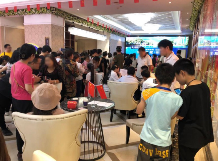 恒大黄金周销售火爆售楼部人潮堪比景点