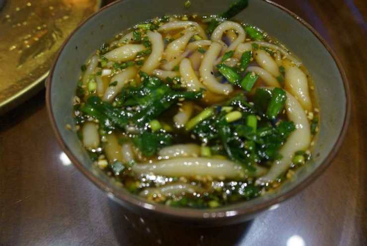 吾悦说:搅团鱼鱼,劲道光滑,宝鸡人的夏季必选美食