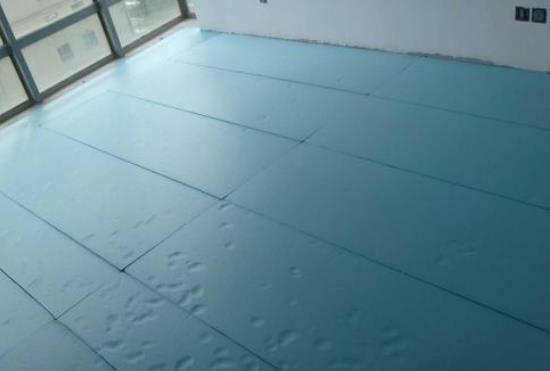 不然管道走在过门石下方,将来卫生间洗澡时水可能会渗透到客厅地面