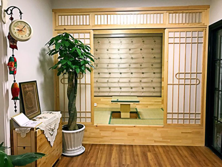 上,再加上一面竹帘,如果预算不够,也可以只安装竹帘,"竹帘半卷榻榻米