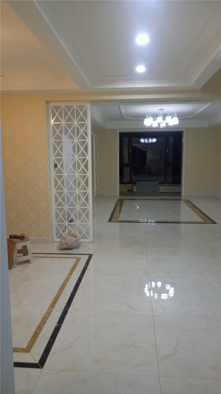 但是波打线点缀一圈,中间大地砖正铺,不紧省了菱形拼花钱,还让家更