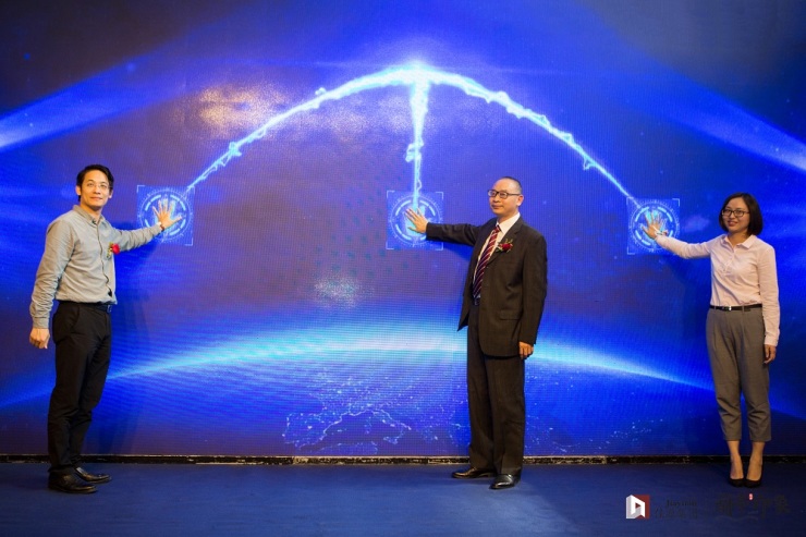 3,2,1倒数声中,在主持人的引导下,陈总,胡总,高总同步掌印启动.