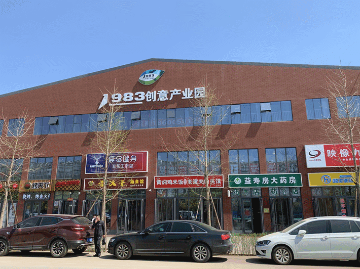 周边配套除了自身配建的大型商业外,还有距离1公里的隆兴购物广场