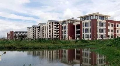 荣和邕江华府亦驻扎于此学府之内,与民族大学,外国语学校,艺术学校新