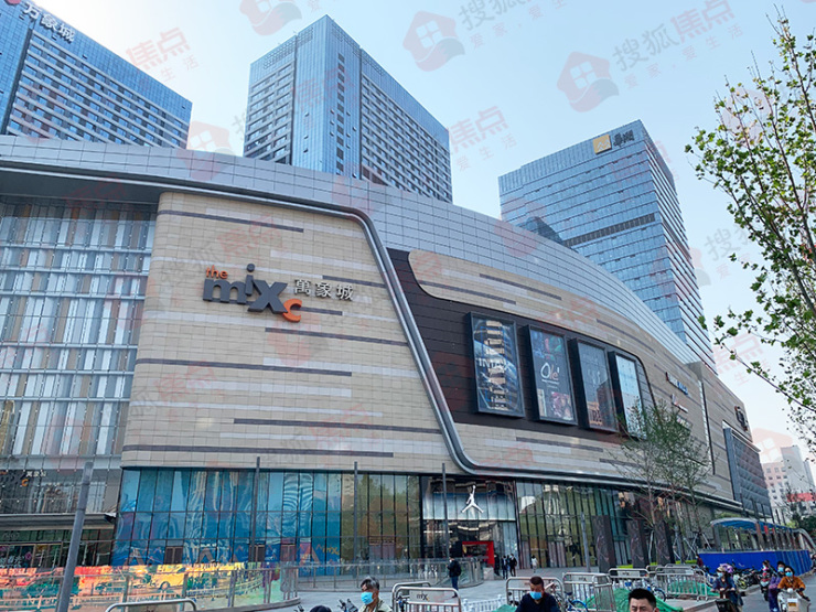 自强路以南,地处石家庄城市中心,"夹生"于万象城与万象天成间,有人称