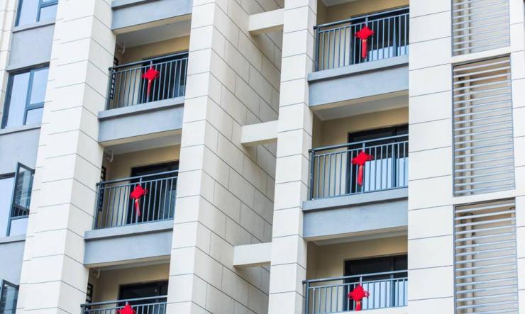 交房当天,小区内早已布置的精致温馨——小区道路以红色地毯开路,彰显