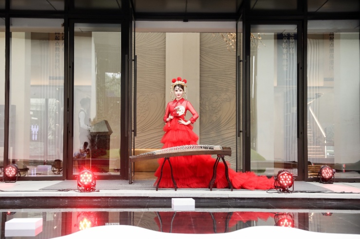 无不彰显合景泰富的匠心底蕴,悠扬古筝演绎美好时光,美女模特恬静迎宾