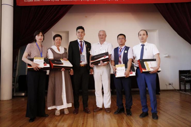 俄罗斯传统东方医学学会 副会长;(左三)良品国际张晓峰董事长; (右一)