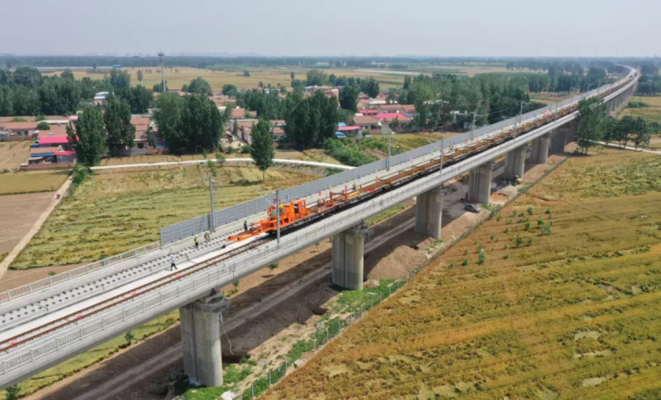 设计时速350公里郑济高铁河南段开始正式铺轨