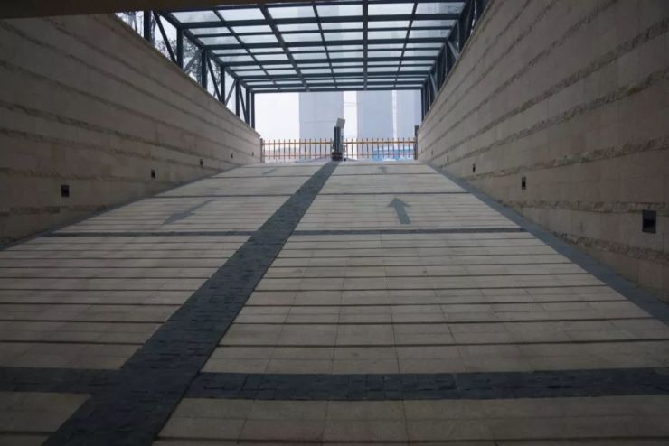 车库坡道使用70mm厚小块石材,不易松动翘边,避免因石材破损断裂维修给