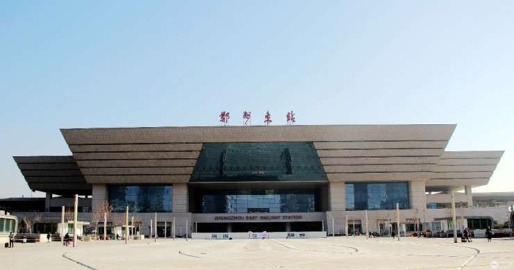 除了郑州站,目前郑州高铁东站,高铁西站也已建成使用,郑州南站正在