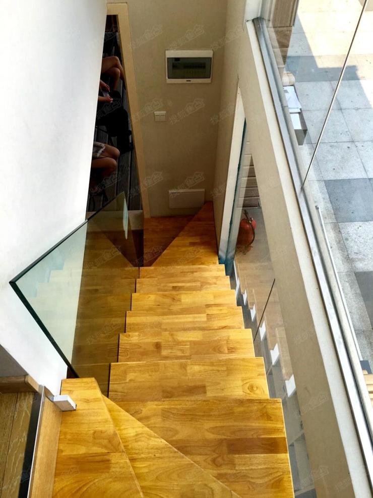 二楼的卧室 二楼:左边为卫生间 二楼的床靠窗横放,板房设计的是榻榻米