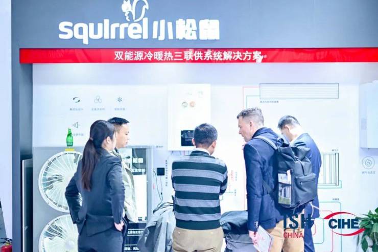 巴黎世家2022秋冬系列 由蘑菇衍生质料做成的新外衣