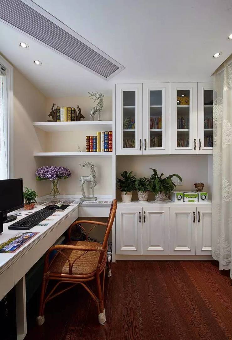 在转角处放书桌,把小书房搞大!