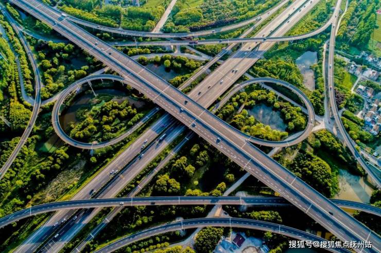 s19通锡高速,204国道穿镇而过凤凰境内北京,成都,昆明等城市也是说走