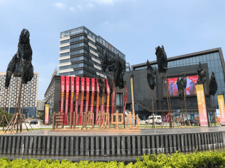 同时附近还有老牌大型购物广场:罗宾森购物广场(必胜客 屈臣氏 大地