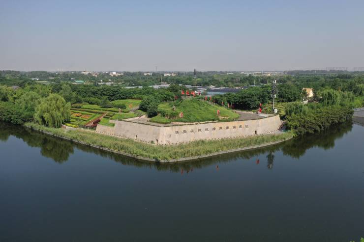 约320米直达汉城湖,成就清新健康的鲜氧生活;近距汉长安城遗址公园