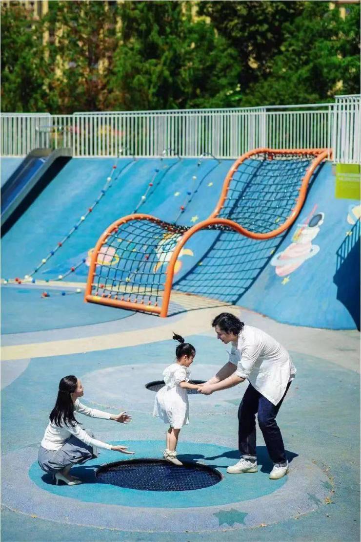 武汉二十四城打造分龄而设的儿童主题乐园,健身与看护功能结合的家长