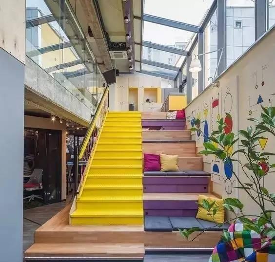 购物中心的楼梯也可以这么美,这么多功能!