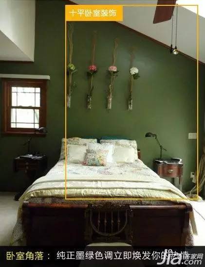 阁楼式卧室总是人们所盼望的,墨绿色墙面上整齐 摆放的花朵装是表现
