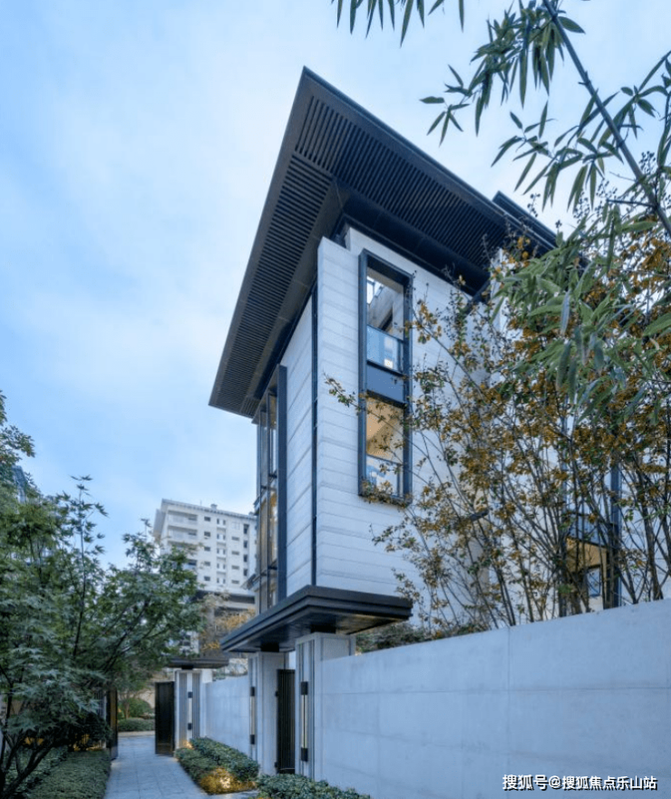 走进中粮瑞府的合院,迎面而来的是新中式风格的独立大门,极富大户人家