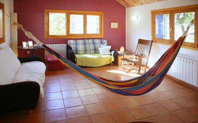 在客厅,吊床甚至可以取代部分沙发.